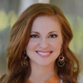Angie Smith Headshot