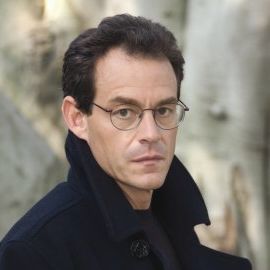 Daniel Silva Headshot